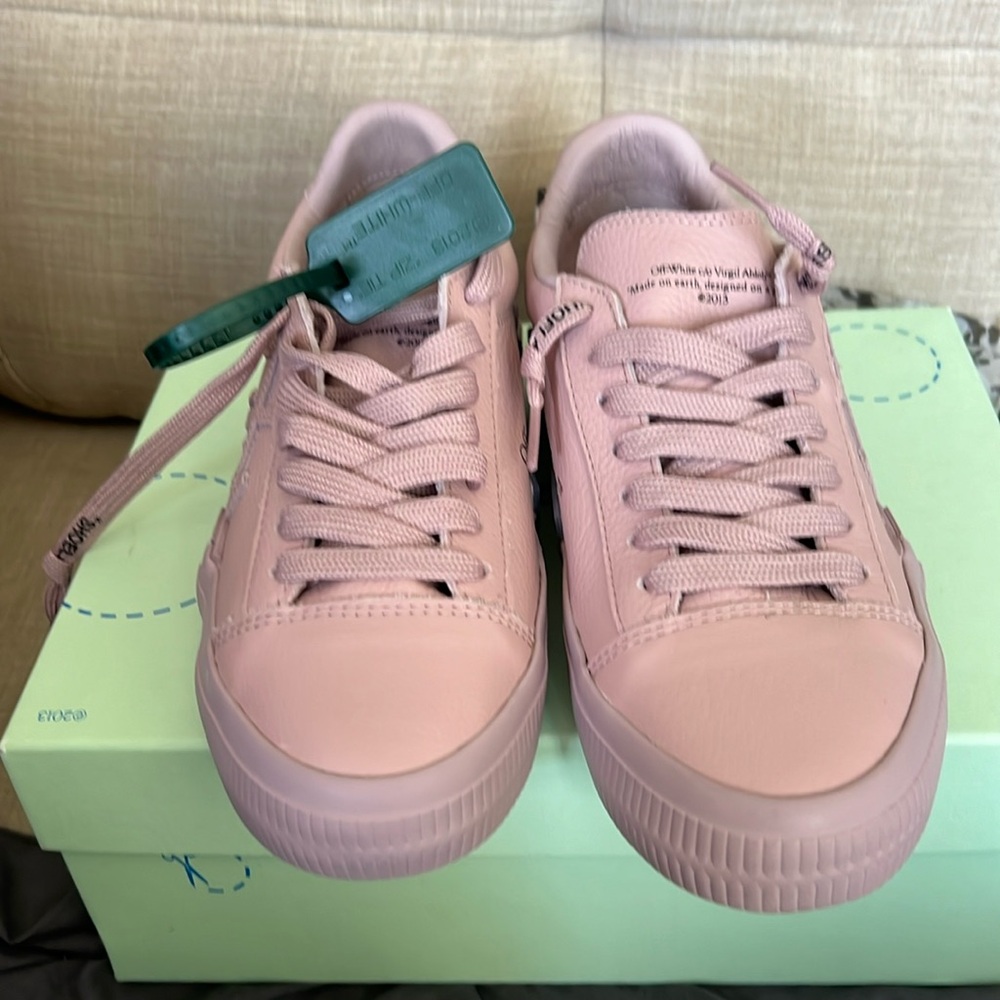 Off-white sneakers in pink leather size 38